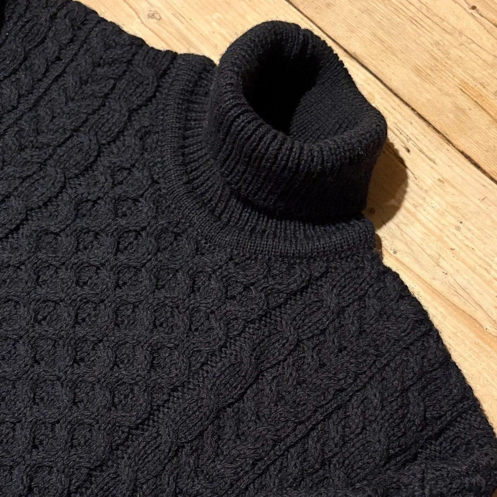Carraig Donn Wool Black Cable Knit Turtleneck Sweater - Picture 5 of 9